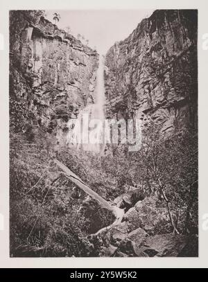 Vintage-Foto des Tseen-chang-Yen Wasserfalls (Xufuyan Wasserfall (?)), Snowy Valley. Provinz Zhejiang. Illustrations of Qing China, 1875 Xufuyan Wasserfall, befindet sich etwa 6 km westlich des Ningbo Xuedou Tempels und befindet sich im Unterlauf des Yangtze. Die Höhe der Xufu-Klippe beträgt 667 Meter und die Höhe des Falls 242 Meter. Er ist einer der großen Wasserfälle in Ostchina. Die große Höhe des Falls lässt sich an den ausgewachsenen Bäumen darüber erahnen. Er übertrifft 500 Fuß und fällt in Kaskaden über die Felsen, bevor er das Tal erreicht. Kein Bild Stockfoto