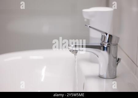 Wassermischer im Bad. Nicht genug. Schwacher Stream. Wasserhahn aus Chrommaterial. Stockfoto