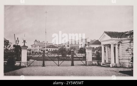 Vintage-Foto von einem Teil des Shanghai Bund im Jahr 1872. Illustrations of Qing China, 1875 'seit 1869 (siehe Foto von Shanghai Bund von 1869) hat sich die ausländische Siedlung in Shanghai stetig verbessert. Dieses Foto ist ein Foto aus dem Jahr 1872, das entworfen wurde, um eine Vorstellung von den Verbesserungen zu geben, auf die Bezug genommen wurde. In den letzten vier Jahren wurden mindestens zwei neue Gebäude errichtet, eines davon war die Oriental Bank, die im Bild von den flagstaff geteilt wurde. Der Blick wurde von hinter dem Tor des öffentlichen Gartens genommen." Stockfoto