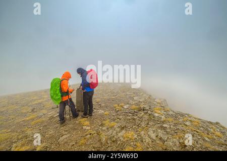 Aufstieg zum Pas dels Gosolans, Col del Prat d'Aguilo, sierra del Cadí, Naturpark Cadí-Moixeró, Pyrenäen, Lleida, Spanien Stockfoto