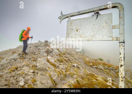 Aufstieg zum Pas dels Gosolans, Col del Prat d'Aguilo, sierra del Cadí, Naturpark Cadí-Moixeró, Pyrenäen, Lleida, Spanien Stockfoto