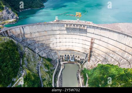 Wasserkraftwerk Inguri in Georgien. Luftaufnahme von der Drohne des riesigen Wasserdamms. Wasserkraftwerk am Fluss Inguri. Stockfoto