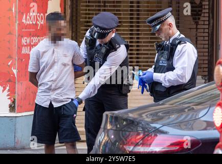 PIC zeigt: Stop-and-Search-Operation, durchgeführt von der Polizei in Marylebone eines jungen Mannes mit asiatischem Aussehen Bild gavin rodgers/pixel8000 Stockfoto