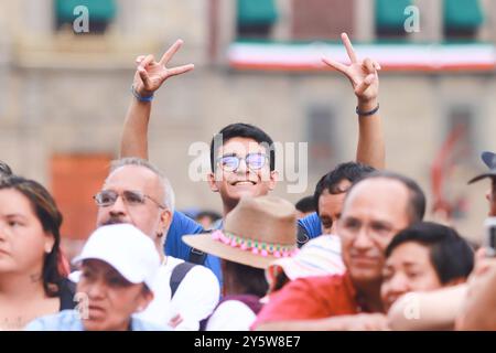 2024 Mariachi Maraton Music Festival Eine Person wird während des Maraton de Mariachis de la Ciudad de Mexico auf dem Hauptplatz von Zocalo gesehen, dessen Ziel es ist, diese regionale Musik zu fördern und zu verbreiten, die 2011 von der UNESCO-Organisation für Bildung, Wissenschaft und Kultur der Vereinten Nationen als immaterielles Erbe der Menschheit anerkannt wurde. Am 21. September 2024 in Mexiko-Stadt. Mexico City CDMX Mexico Copyright: XCarlosxSantiagox Stockfoto