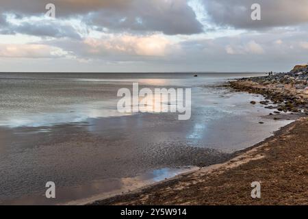 Steiniger Strand an der Ostsee im Abendlicht Stockfoto