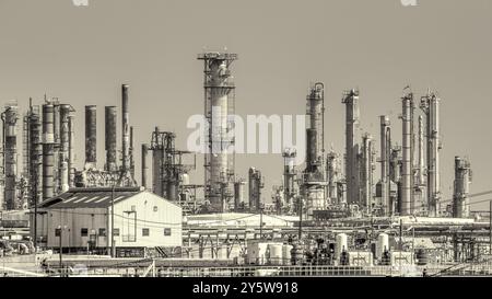 Ölraffinerie-Industrie hier sehen Sie Details von Rohren mit Ventilen in einer großen Raffinerie, die am blauen Himmel isoliert ist. Stockfoto