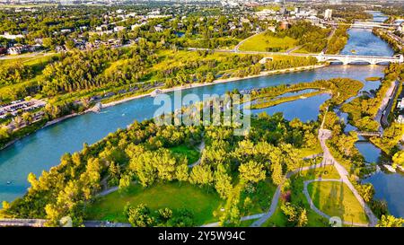 Blick aus der Vogelperspektive auf den Calgary Park bei einem wunderschönen Sommersonnenuntergang, Alberta - Kanada. Stockfoto