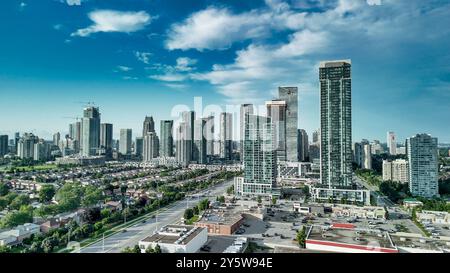 Aus der Vogelperspektive auf die Skyline von Mississauga an einem wunderschönen Sommertag, Ontario - Kanada. Stockfoto