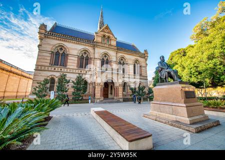 Adelaide, Australien - 15. September 2018: Touristen entlang der Straße voller Museen. Stockfoto