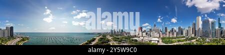 Panoramablick auf die Skyline von Chicago vom Millennium Park an einem sonnigen Sommertag Stockfoto