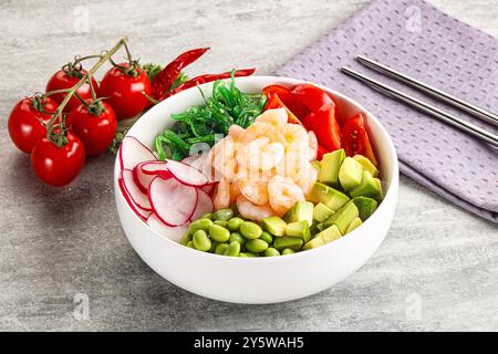Hawaian Cuisine – Poke mit Cocktailgarnelen und Avocado Stockfoto
