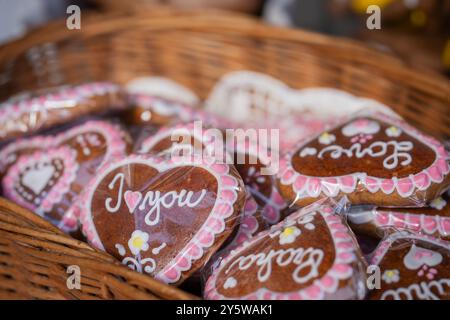 Traditionelles tschechisches süßes Dessert Lebkuchen im Lebkuchenladen in Prag. Lebkuchenherzen mit Inschrift ich liebe dich im Korb. Stockfoto