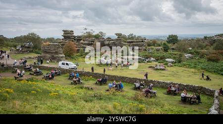 Brimham Rocks hat natürlich verwitterte Steine in der Nähe von Harrogate, North Yorkshire, Großbritannien Stockfoto