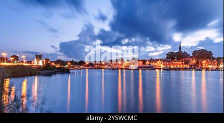 Blick auf die Skyline der kleinen Stadt Kappeln in Deutschland zur blauen Stunde. Die Stadt liegt am Ostseefjord Schlei, einer der schönsten Stockfoto