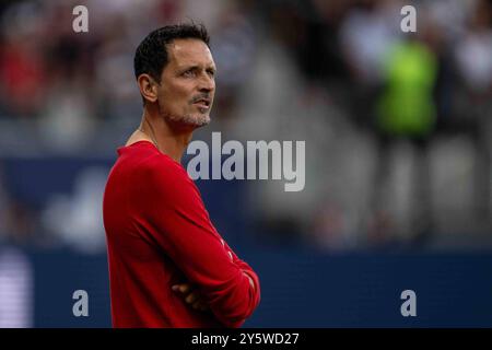 Trainer Dino Toppmoeller Eintracht Frankfurt Schaut waehrend des Spiels der 1. Bundesliga zwischen Eintracht Frankfurt und Borussia Mönchengladbach, Deutsche Bank Park am 21. September 2024 in Frankfurt am Main, Deutschland. Foto von Wolfgang Denkinger/DeFodi Images Trainer Dino Toppmoeller Eintracht Frankfurt schauen beim Bundesliga-Spiel zwischen Eintracht Frankfurt und Borussia Mönchengladbach am 21. September 2024 im Deutsche Bank Park in Frankfurt am Main an. Foto von Wolfgang Denkinger/DeFodi Images DFL-Vorschriften verbieten die Verwendung von Fotografien als Bildsequenzen und/oder qua Stockfoto