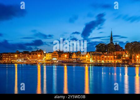 Blick auf die Skyline der kleinen Stadt Kappeln in Deutschland zur blauen Stunde. Die Stadt liegt am Ostseefjord Schlei, einer der schönsten Stockfoto