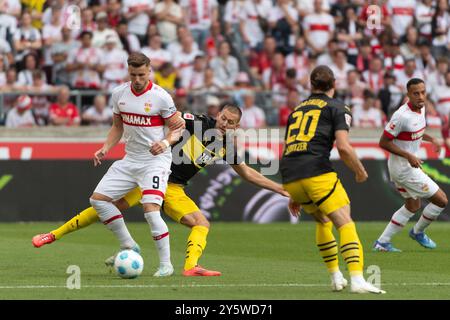 v. li. im Zweikampf Ermedin Demirovic (VfB Stuttgart, #09), Waldemar Anton (Borussia Dortmund, #03), GER, VfB Stuttgart vs. Borussia Dortmund, Fussball, Herren, 1. Bundesliga, 4. Spieltag, Saison 24/25, 22.09.2024, DFL/DFB-VORSCHRIFTEN VERBIETEN JEDE VERWENDUNG VON FOTOGRAFIEN ALS BILDSEQUENZEN UND/ODER QUASI-VIDEO, Foto: Eibner-Pressefoto/Wolfgang Frank Stockfoto