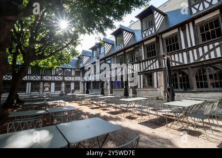 Aitre Saint-Maclou in Rouen Centre, Frankreich. Mittelalterliches Charnel House, das um einen Innenhof herum gebaut wurde, wo Leichen während der Pest des Schwarzen Todes begraben wurden. Stockfoto