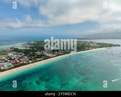 Luftaufnahme des langen, pulverförmigen weißen Sandstrandes in Boracay. Insel in Malaiisch, Aklan. Philippinen. Stockfoto