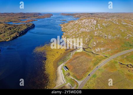 Loch Laxford ist ein großes Meeresloch an der Westküste von Sutherland Scotland und der A838 Road im Spätsommer Stockfoto
