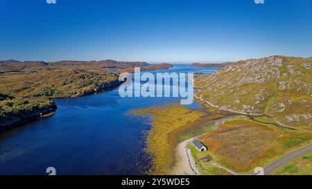 Loch Laxford ist ein großes Meeresloch an der Westküste von Sutherland Schottland und zahlreiche kleine Inseln im Spätsommer Stockfoto