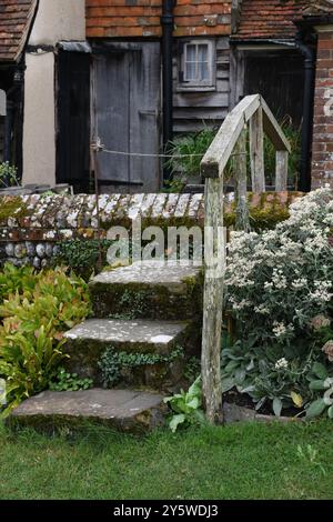 Steingartentreppe beim Cottage Stockfoto