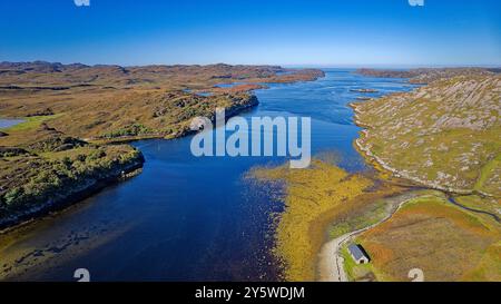 Loch Laxford ist ein großes Meeresloch an der Westküste von Sutherland Scotland Buchten und Inseln im Spätsommer Stockfoto