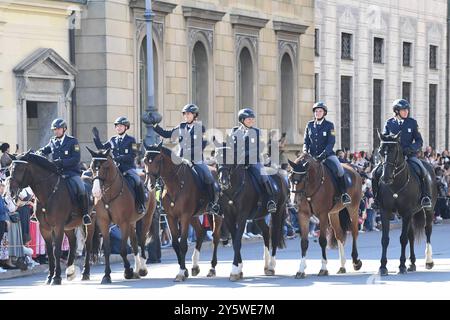 Oktoberfest - Reiterstaffel Polizeipräsidium München beim Trachten- und Schützenzug anläßlich des 189. Oktoberfestes am 22.09.2024 in München, Deutschland, Oberbayern München Odeonsplatz & Theresienwiese Oberbayern Deutschland *** Oktoberfest Reitergeschwader Polizeipräsidium München bei der Kostüm- und Gewehrparade anlässlich des Oktoberfestes 189 am 22 09 2024 in München, Deutschland, Oberbayern München Odeonsplatz Theresienwiese Oberbayern Deutschland Stockfoto