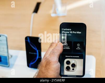 Paris, Frankreich - 20. September 2024: POV einer männlichen Hand, die das neueste Apple iPhone 16 Pro Max mit einem Startpreis von 1.479 Euro während der Markteinführung der neuesten Apple Geräte hält Stockfoto