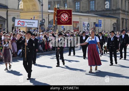 Oktoberfest - Münchner Zünfte - Dachdecker Innung - beim Trachten- und Schützenzug anläßlich des 189. Oktoberfestes am 22.09.2024 in München, Deutschland, Oberbayern München Odeonsplatz & Theresienwiese Oberbayern Deutschland *** Oktoberfest München DachdeckerZunft in Trachten und Schützenzug anlässlich des Oktoberfestes 189 am 22 09 2024 in München, Deutschland, Oberbayern München Odeonsplatz Theresienwiese Oberbayern Deutschland Stockfoto