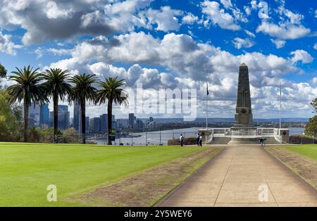 Perth, WA - 12. September 2023: Panoramablick auf das State war Memorial und den Kings Park. Stockfoto