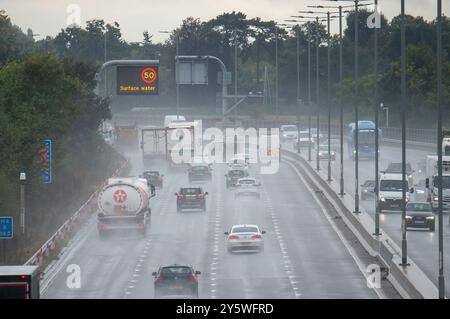 Datchet, Berkshire, Großbritannien. September 2024. Die Geschwindigkeitsbegrenzung lag heute Morgen auf 50 km/h auf der Autobahn M4 in Datchet, Berkshire, wegen Oberflächenwassers. Das Met Office hat heute Morgen eine gelbe Wetterwarnung für starken Regen im Themental ausgegeben. Quelle: Maureen McLean/Alamy Live News Stockfoto