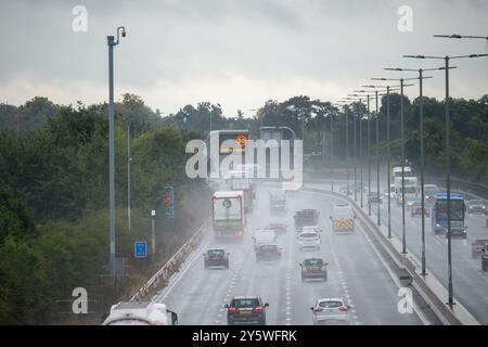 Datchet, Berkshire, Großbritannien. September 2024. Die Geschwindigkeitsbegrenzung lag heute Morgen auf 50 km/h auf der Autobahn M4 in Datchet, Berkshire, wegen Oberflächenwassers. Das Met Office hat heute Morgen eine gelbe Wetterwarnung für starken Regen im Themental ausgegeben. Quelle: Maureen McLean/Alamy Live News Stockfoto