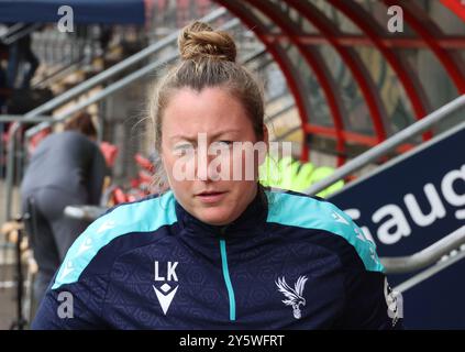 London, Großbritannien. August 2024. LONDON, ENGLAND - Laura Kaminski Managerin der Crystal Palace Women beim Barclays FA Women's Super League Fußballspiel zwischen Tottenham Hotspur Women und Crystal PalaceWomen im Breyer Group Stadium, Leyton, am 22. September 2024 in London, England. Quelle: Action Foto Sport/Alamy Live News Stockfoto