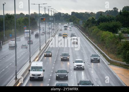 Datchet, Berkshire, Großbritannien. September 2024. Die Geschwindigkeitsbegrenzung lag heute Morgen auf 50 km/h auf der Autobahn M4 in Datchet, Berkshire, wegen Oberflächenwassers. Das Met Office hat heute Morgen eine gelbe Wetterwarnung für starken Regen im Themental ausgegeben. Quelle: Maureen McLean/Alamy Live News Stockfoto