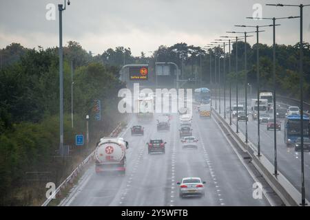 Datchet, Berkshire, Großbritannien. September 2024. Die Geschwindigkeitsbegrenzung lag heute Morgen auf 50 km/h auf der Autobahn M4 in Datchet, Berkshire, wegen Oberflächenwassers. Das Met Office hat heute Morgen eine gelbe Wetterwarnung für starken Regen im Themental ausgegeben. Quelle: Maureen McLean/Alamy Live News Stockfoto