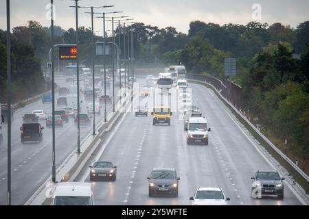 Datchet, Berkshire, Großbritannien. September 2024. Die Geschwindigkeitsbegrenzung lag heute Morgen auf 50 km/h auf der Autobahn M4 in Datchet, Berkshire, wegen Oberflächenwassers. Das Met Office hat heute Morgen eine gelbe Wetterwarnung für starken Regen im Themental ausgegeben. Quelle: Maureen McLean/Alamy Live News Stockfoto