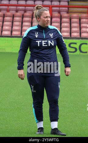 London, Großbritannien. August 2024. LONDON, ENGLAND - Laura Kaminski Managerin der Crystal Palace Women beim Barclays FA Women's Super League Fußballspiel zwischen Tottenham Hotspur Women und Crystal PalaceWomen im Breyer Group Stadium, Leyton, am 22. September 2024 in London, England. Quelle: Action Foto Sport/Alamy Live News Stockfoto