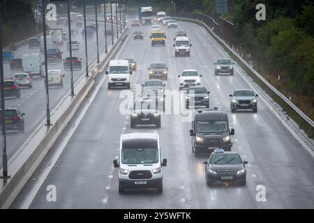 Datchet, Berkshire, Großbritannien. September 2024. Die Geschwindigkeitsbegrenzung lag heute Morgen auf 50 km/h auf der Autobahn M4 in Datchet, Berkshire, wegen Oberflächenwassers. Das Met Office hat heute Morgen eine gelbe Wetterwarnung für starken Regen im Themental ausgegeben. Quelle: Maureen McLean/Alamy Live News Stockfoto