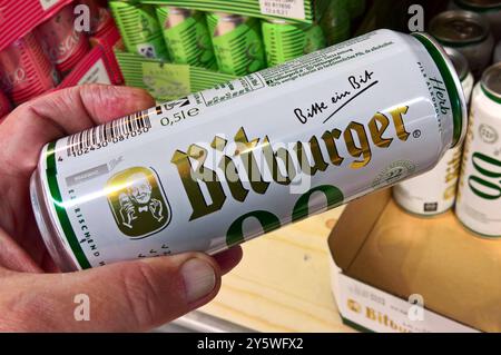 Bitburger alkoholfrei in der Dosis. Bier der Bitburger Braugruppe mit Sitz in Bitburg, in der Eifel. Sie ging aus der Bitburger Brauerei hervor und ist ein Schwesterunternehmen der Bitburger Holding. Die Dachgesellschaft für die Bitburger Braugruppe und die Bitburger Holding ist die Th. Simon GmbH und Co KG, in der Familie Simon Ihre gemeinsamen unternehmerischen Aktivitäten bündelt *** Bitburger Alkoholfrei in einer Dose Bier aus der Bitburger Brauereigruppe, mit Sitz in Bitburg in der Eifel, entstand sie aus der Bitburger Brauerei und ist eine Schwestergesellschaft der Bitburger Holding the HO Stockfoto