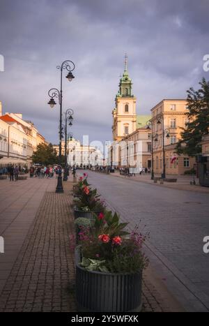 Ein fesselnder Blick auf die Heilig-Kreuz-Kirche entlang der Königsstraße in Warschau, Polen Stockfoto