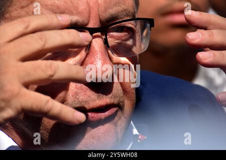 Marseille, Frankreich. September 2024. Jean-Luc Mélenchon, Führer von La France Insoumise, wurde in einem Interview von Journalisten gesehen. Während der Demonstration, um die neue Regierung zu verurteilen und die Entlassung von Präsident Macron zu fordern, gab Jean-Luc Mélenchon in Begleitung des französischen Abgeordneten Manuel Bompard ein Interview mit der Presse. Quelle: SOPA Images Limited/Alamy Live News Stockfoto