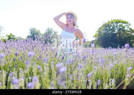 Portrait individuelle glückliche junge kaukasische Frau im Lavendelfeld. Stockfoto