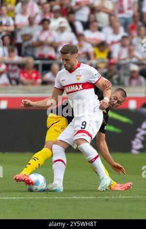 Stuttgart, Deutschland. September 2024. v. li. im Zweikampf Ermedin Demirovic (VfB Stuttgart, #09), Waldemar Anton (Borussia Dortmund, #03), GER, VfB Stuttgart vs. Borussia Dortmund, Fussball, Herren, 1. Bundesliga, 4. Spieltag, Saison 24/25, 22.09.2024, DFL/DFB-VORSCHRIFTEN VERBIETEN JEDE VERWENDUNG VON FOTOGRAFIEN ALS BILDSEQUENZEN UND/ODER QUASI-VIDEO, Foto: Eibner-Pressefoto/Wolfgang Frank Credit: dpa/Alamy Live News Stockfoto