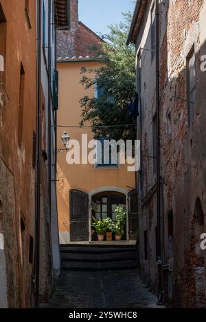 Straße in der befestigten Stadt Montecarlo in Lucca Toskana Italien. Malerische historische mittelalterliche Gebäude sind ein attraktives Reiseziel für Touristen Stockfoto