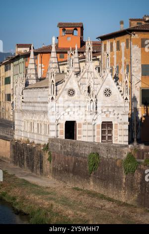 Santa Maria della Spina kleines historisches Wahrzeichen religiöse Baukirche in der italienischen Stadt Pisa. Aufwendig dekorierte gotische Architektur Italien Stockfoto