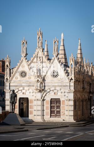 Santa Maria della Spina kleines historisches Wahrzeichen religiöse Baukirche in der italienischen Stadt Pisa. Aufwendig dekorierte gotische Architektur Italien Stockfoto