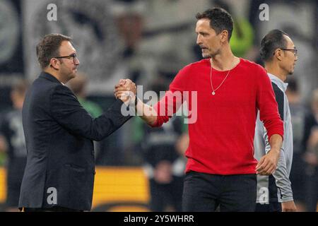 Bartosz Niedzwiedzki Pressesprecher Eintracht Frankfurt Trainer Dino Toppmoeller Eintracht Frankfurt glücklich, Handshake, laechelt waehrend des Spiels der 1. Bundesliga zwischen Eintracht Frankfurt und Borussia Mönchengladbach, Deutsche Bank Park am 21. September 2024 in Frankfurt am Main, Deutschland. Foto von Wolfgang Denkinger/DeFodi Images Bartosz Niedzwiedzki Pressesprecher Eintracht Frankfurt Trainer Dino Toppmoeller Eintracht Frankfurt Happy, Handshake, lächelt beim Bundesliga-Spiel zwischen Eintracht Frankfurt und Borussia Mönchengladbach am 21. September im Deutsche Bank Park Stockfoto