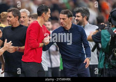 Trainer Dino Toppmoeller Eintracht Frankfurt Gerardo Seaone Borussia Mönchengladbach spricht mit, Handshake waehrend des Spiels der 1. Bundesliga zwischen Eintracht Frankfurt und Borussia Mönchengladbach, Deutsche Bank Park am 21. September 2024 in Frankfurt am Main, Deutschland. Foto von Wolfgang Denkinger/DeFodi Images Trainer Dino Toppmoeller Eintracht Frankfurt Gerardo Seaone Borussia Mönchengladbach spricht mit, Handshake während des Bundesliga-Spiels zwischen Eintracht Frankfurt und Borussia Mönchengladbach am 21. September 2024 im Deutsche Bank Park in Frankfurt am Main. Foto Stockfoto