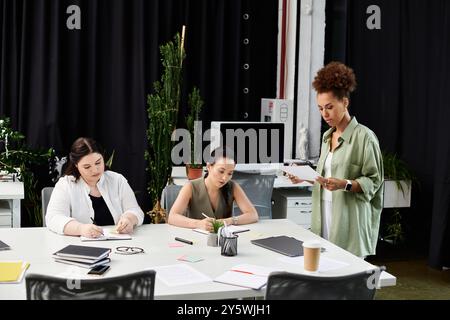 Drei Profis führen dynamische Diskussionen und Brainstorming in einer eleganten Büroumgebung durch. Stockfoto